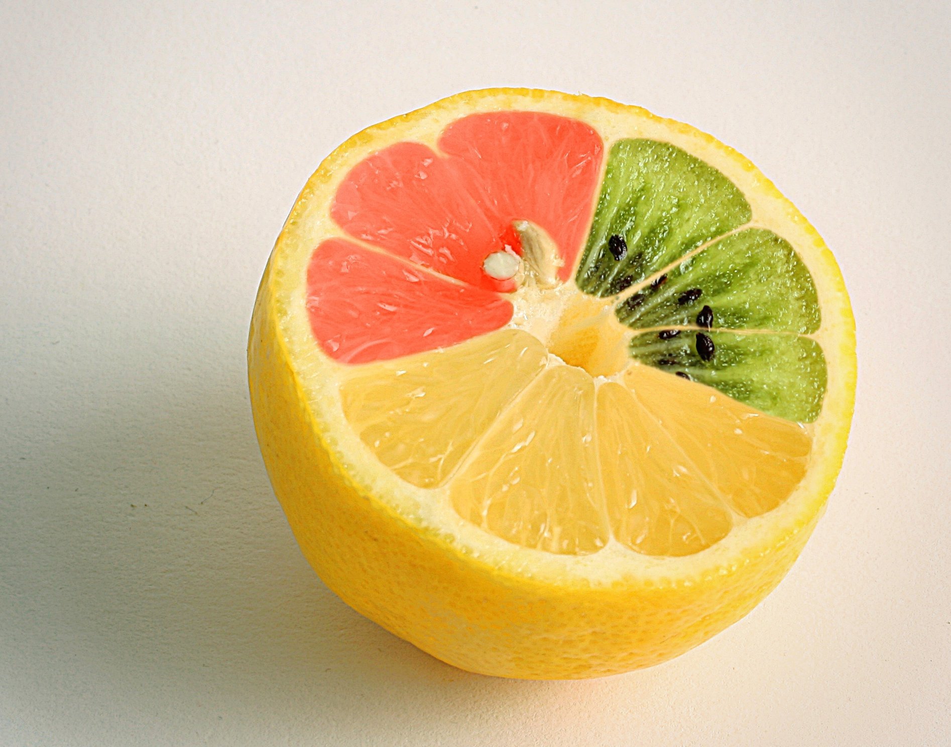 Genmanipulierte Zitronenhälfte mit 3erlei Inhalt: Zitrone, Kiwi + Grapefruit